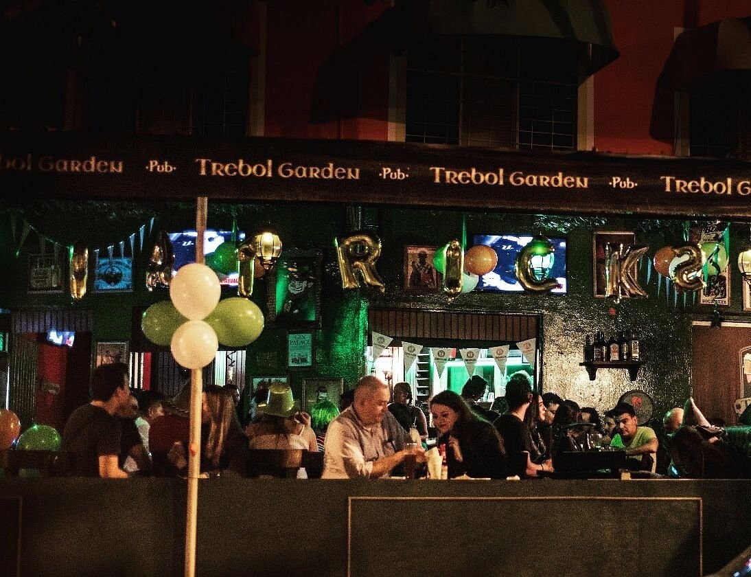 Trebol Garden Pub
